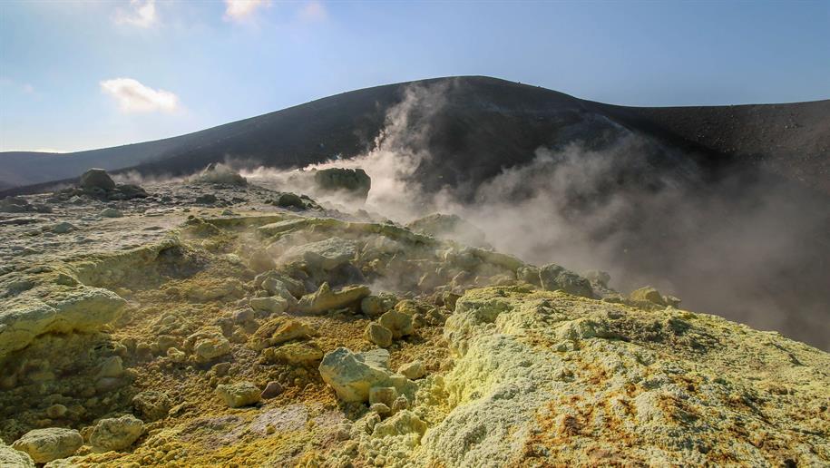 Im grossen und ganzen ist der Aufstieg zur Fossa di Vulcano weder schwer noch kompliziert. Man sollte früh gehen und nicht zur Mittagszeit, dann ist es zu heiss. Die letzten Eruptionen dieses Vulkans datieren aus den Jahren 1889-1890. Ein langer Zeitraum für uns Menschen. Für einen Vulkan allerdings nicht viel mehr als einen Augenblick.